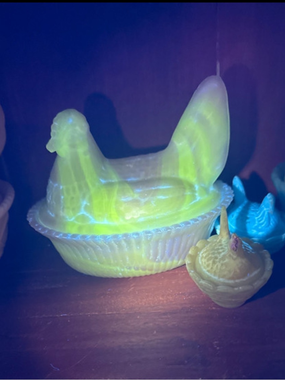 Rare milk glass custard swirl hen on nest